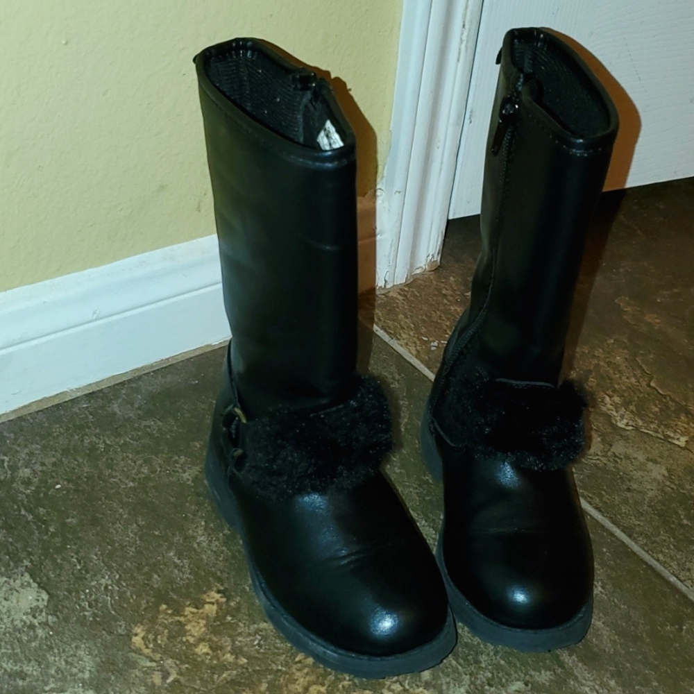Boots Carters fur in front